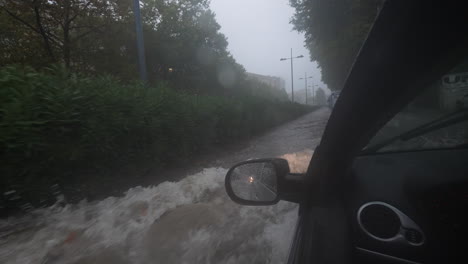 Auto-Fährt-Auf-Einer-überfluteten-Straße,-Blick-Vom-Fahrersitz-Auf-Montpellier,-Starker-Regen